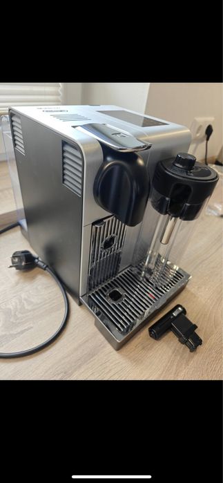Капсульная кофемашина De Longhi Lattissimo Pro EN750mB Aluminium.