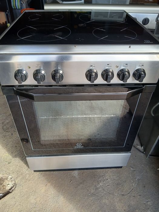 Vendo fogão eléctrico, vitrocerâmica,  Indesit. Em muito bom estado.