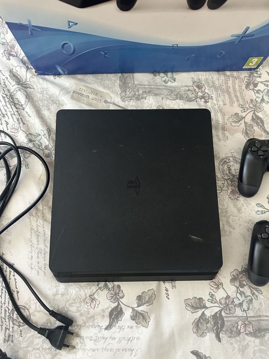 PS4 Slim 1TB + 2 Comandos + 14 Jogos + Caixa Original