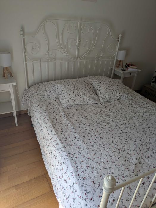 Cama de metal branca