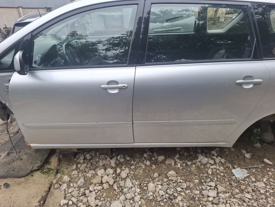 Двері комплект  toyota avensis verso 2004
Р