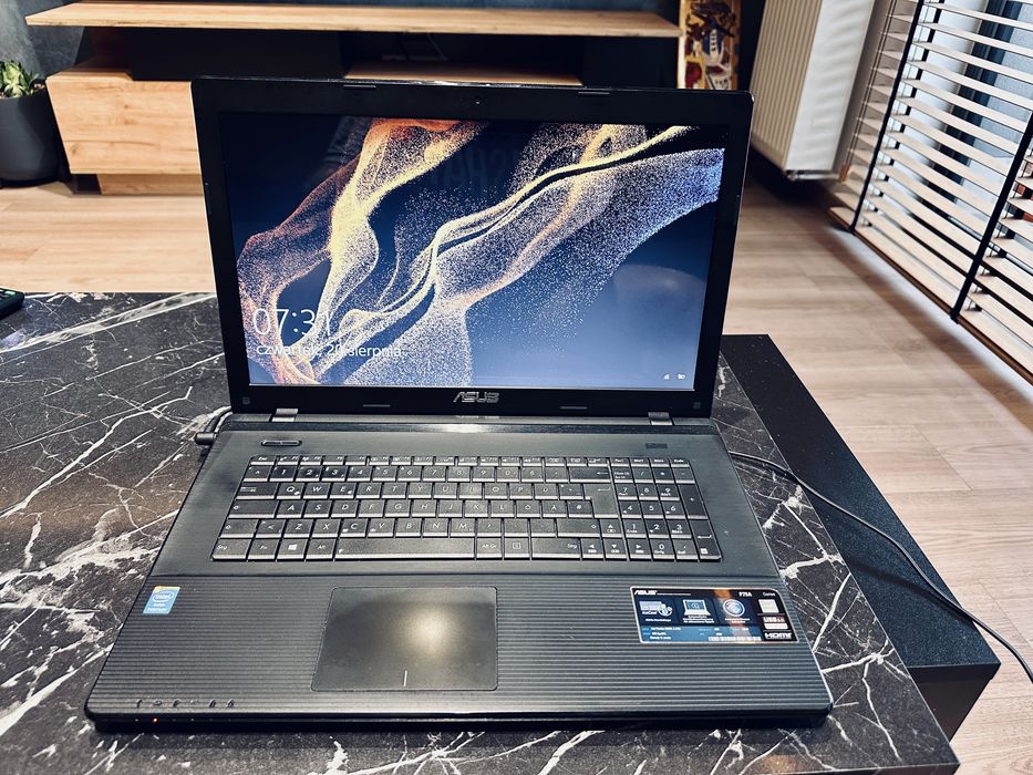 Asus F75A ekran 17 cali jak nowy .