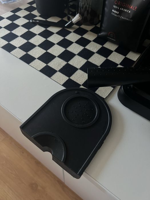 Ekspres kolbowy DeLonghi 230.BK