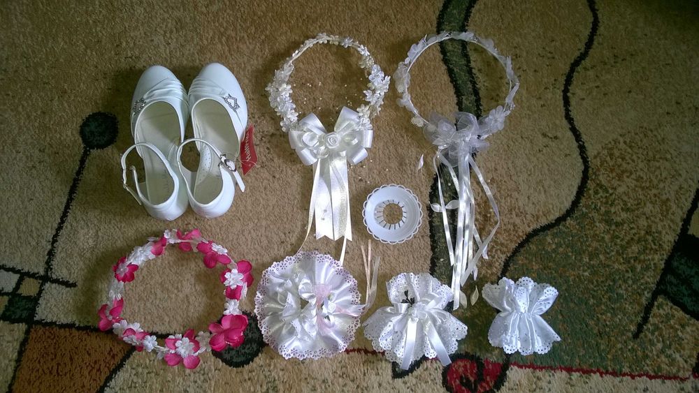 Nowe buty komunijne r 35, wianek komunijny plus akcesoria na świecę