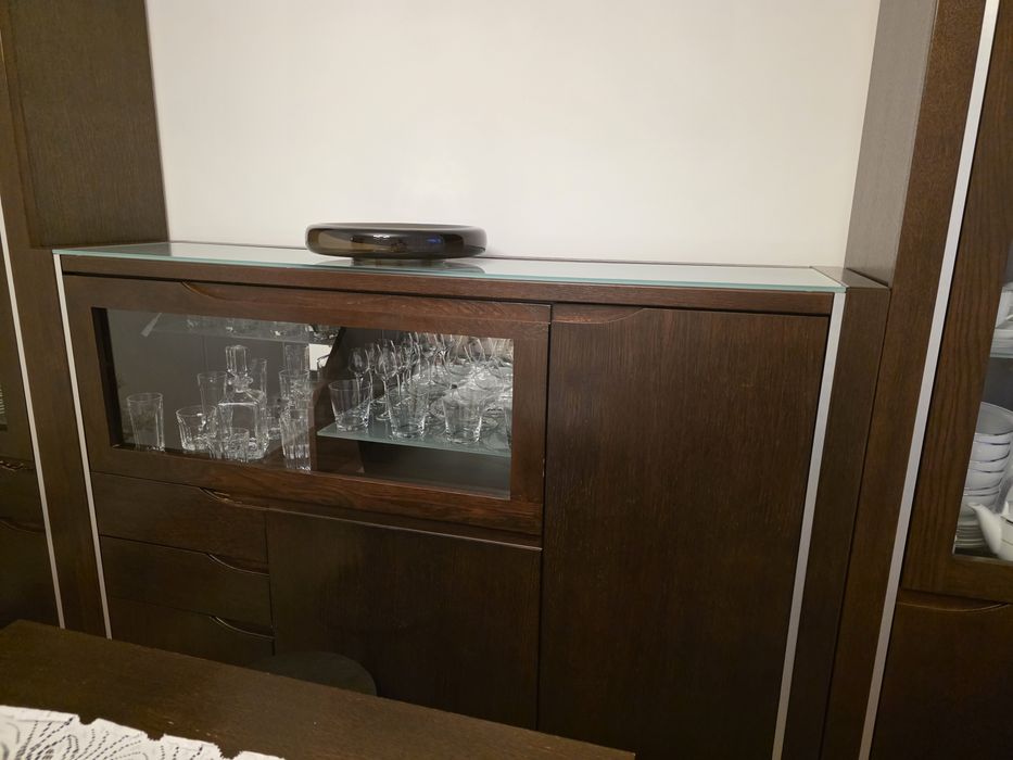 Zestaw drewnianych mebli