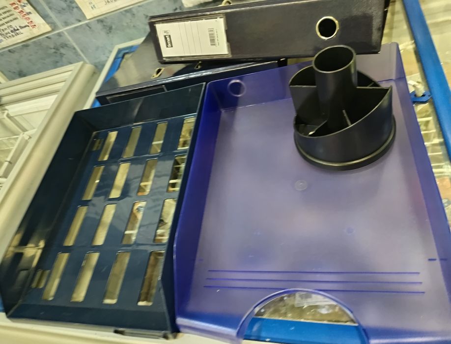 2 Arquivos 1 Porta Canetas  2 Pastas 2 Agrafadores  1 fita cola  3 espetos de tikets+ etiquetas.