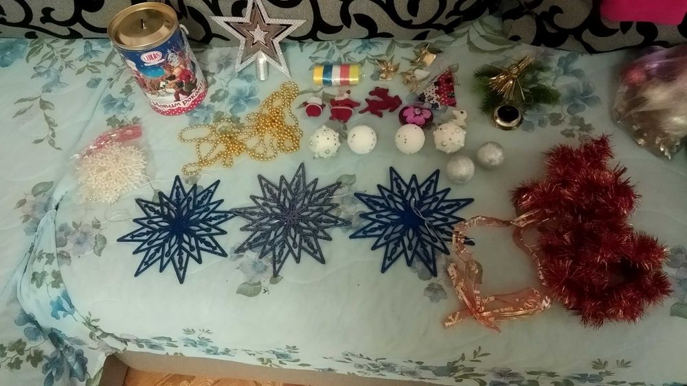 верхушка елка звезда серпантин бусы снежинки шары банка жестян бантики