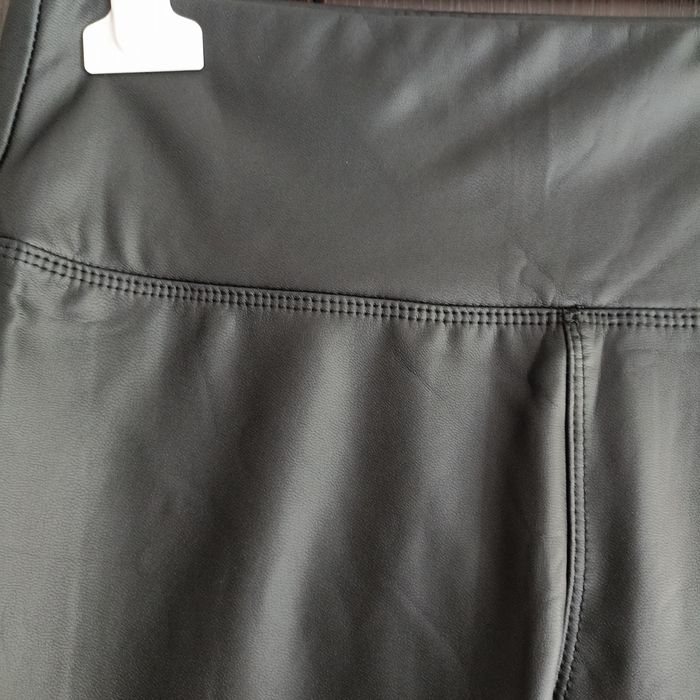 Czarne legginsy z eko skóry