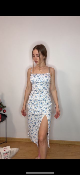 długa sukienka z rozcięciem na boku