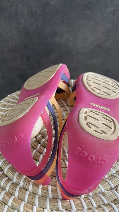 Crocs sandały Huarache Flat Vibrant Violet/Melon W9 39/40