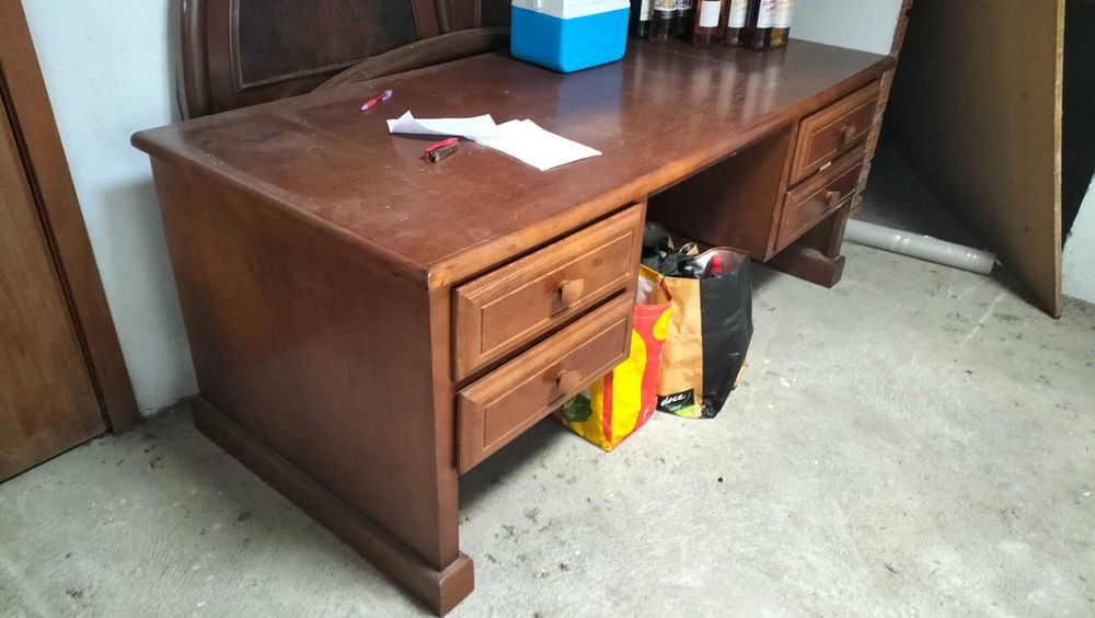 Secretaria e cama de casal