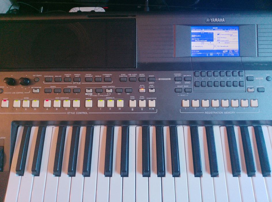 Vendo Teclado Piano Yamaha PSR S 670 a funcionar barato top oportunidade