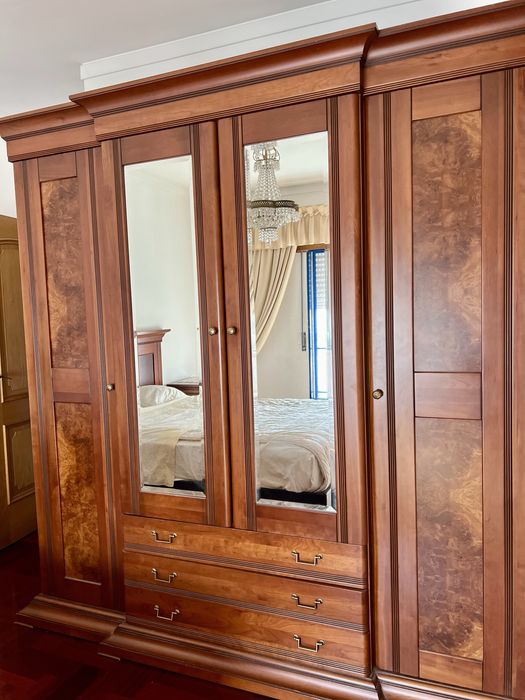 Quarto de Casal Completo Clássico — Madeira Cerejeira — Cama + Roupeiro + 2 Mesas Cabeceira