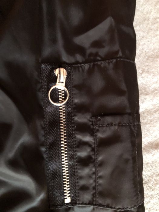 Blusão com fecho inteiro, bolsos á frente com mola