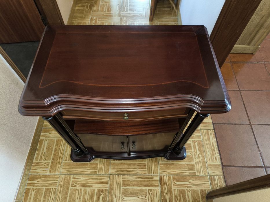 Armário arrumação e televisão em madeira.