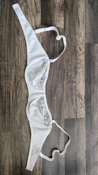 śliczny stanik TRIUMPH 75 B w super stanie