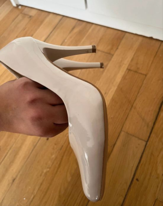 Skórzane beżowe szpilki