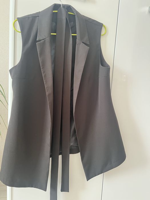 Жіночий жилет без рукавів чорного кольору