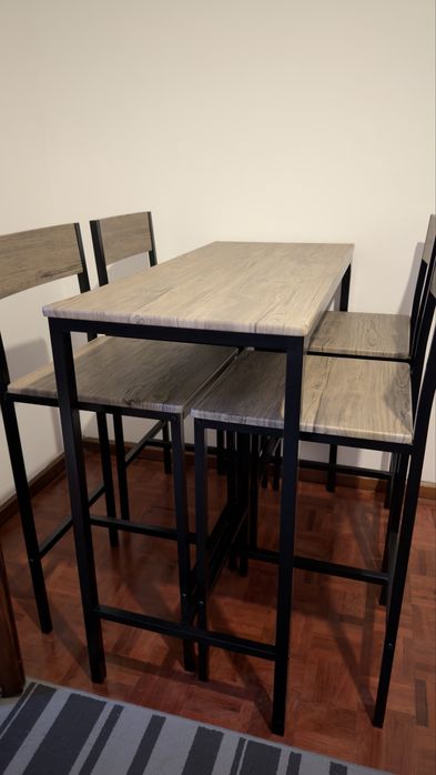 Mesa alta com 4 cadeiras – estilo industrial