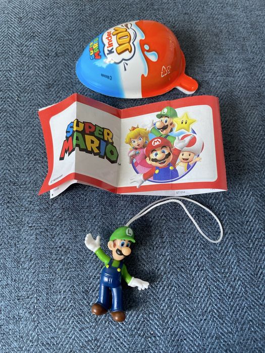 Figurka Luigi z serii Super Mario z Kinder Joy.