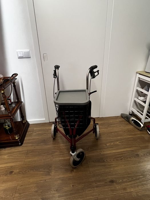 Andarilho 3 rodas com saco e cesto. NOVO