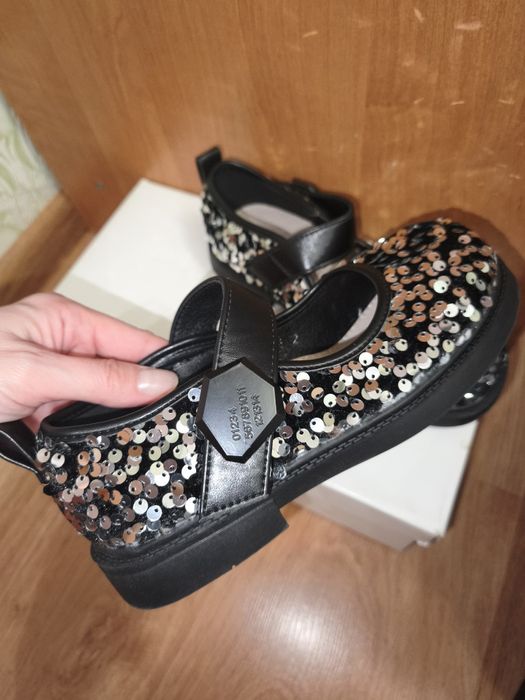 Продам святкові туфлі для дівчинки