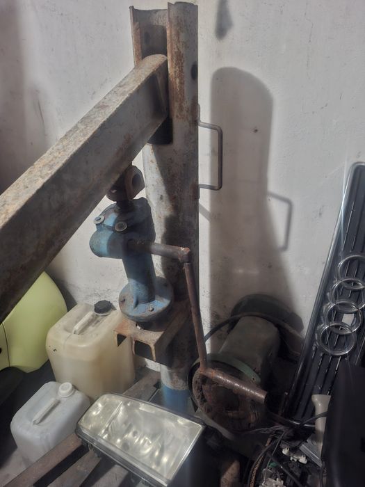 Podnośnik żuraw do wyciągania silnika