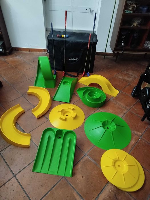 2 Campos Mini Golfe com acessórios, tacos e bolas