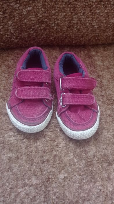 Кеди на липучках.