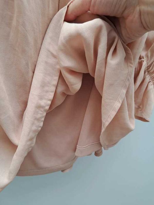 Pudrowa sukienka hiszpanka NLY Trend • Rozmiar S