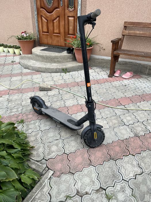 Самокат електричний в гарму стані