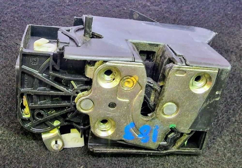 Fechadura / Fecho Porta Trás Direito 825022281RF - DACIA SANDERO II