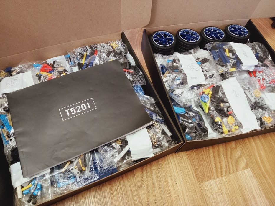 Суперкар bugatti Chiron (3599 дет.) конструктор Lego technic