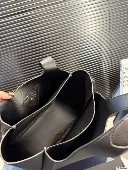 Жіноча сумка Prada