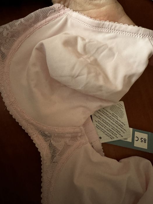 Biustonosz delikatnie modeluje sylwetkę