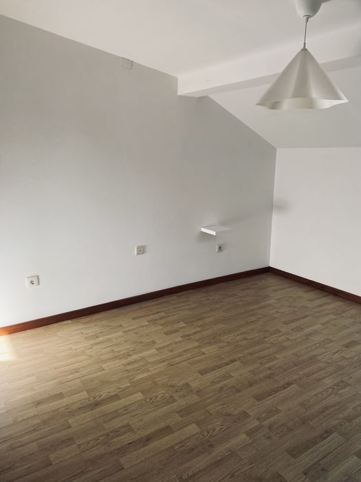 Quarto e casa de banho individuais .