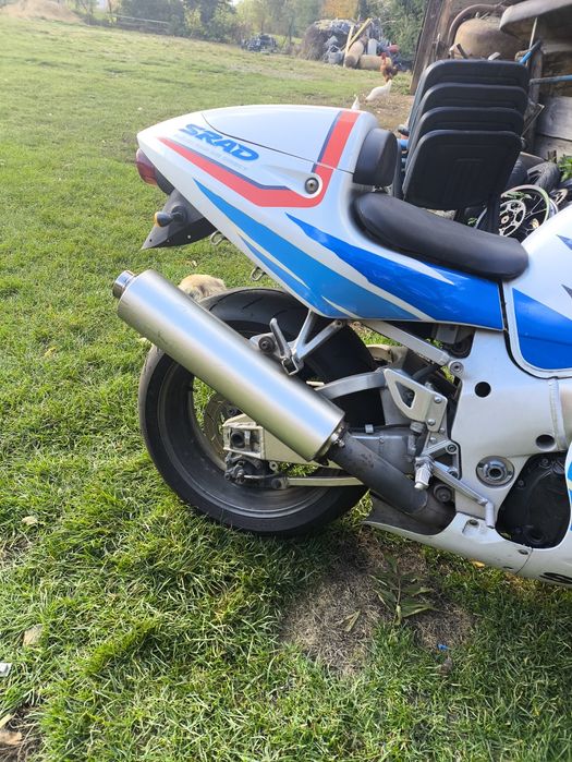 Suzuki GSX-R srad 750 czasza lampa gaźniki pompa owiewki zawieszenie