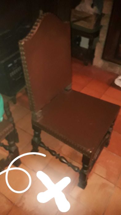 6 cadeiroes em madeira  e pele antigos imponentes