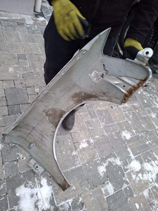 Audi a4 b7 blotnik przedni lewy srebrny ly7w
