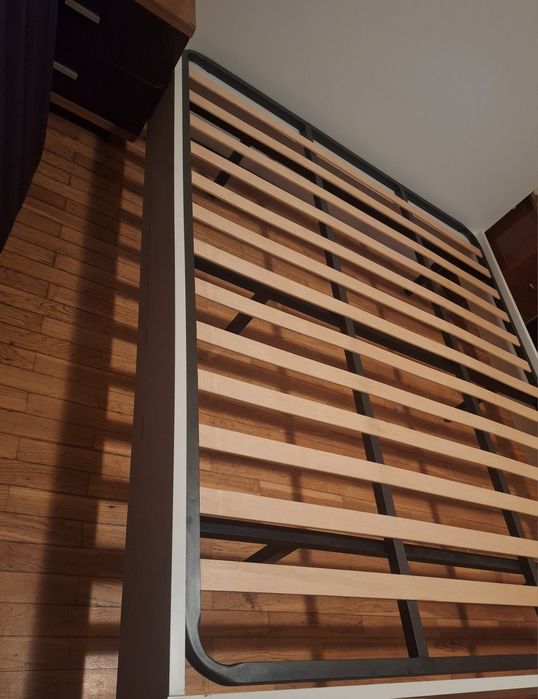 Cama cabeceira alta branca