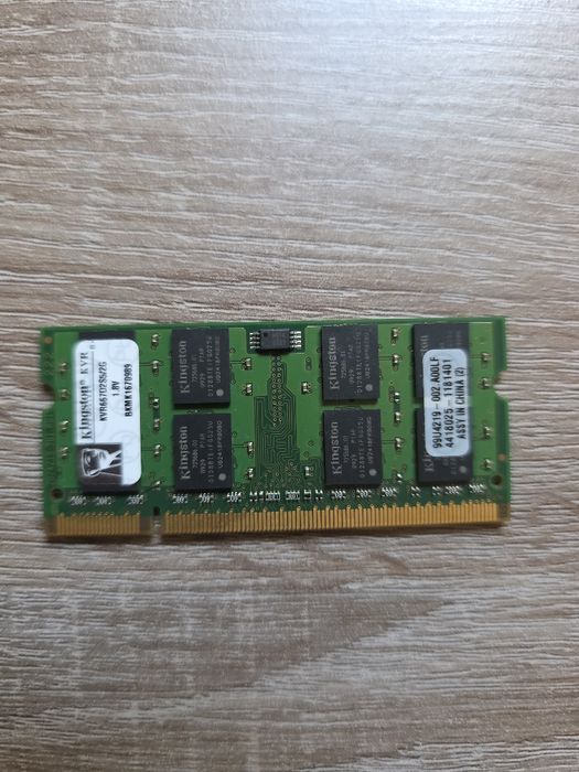 memória RAM Kingston KVR667D2S5/2G DDR2 de 2GB para portáteis.
