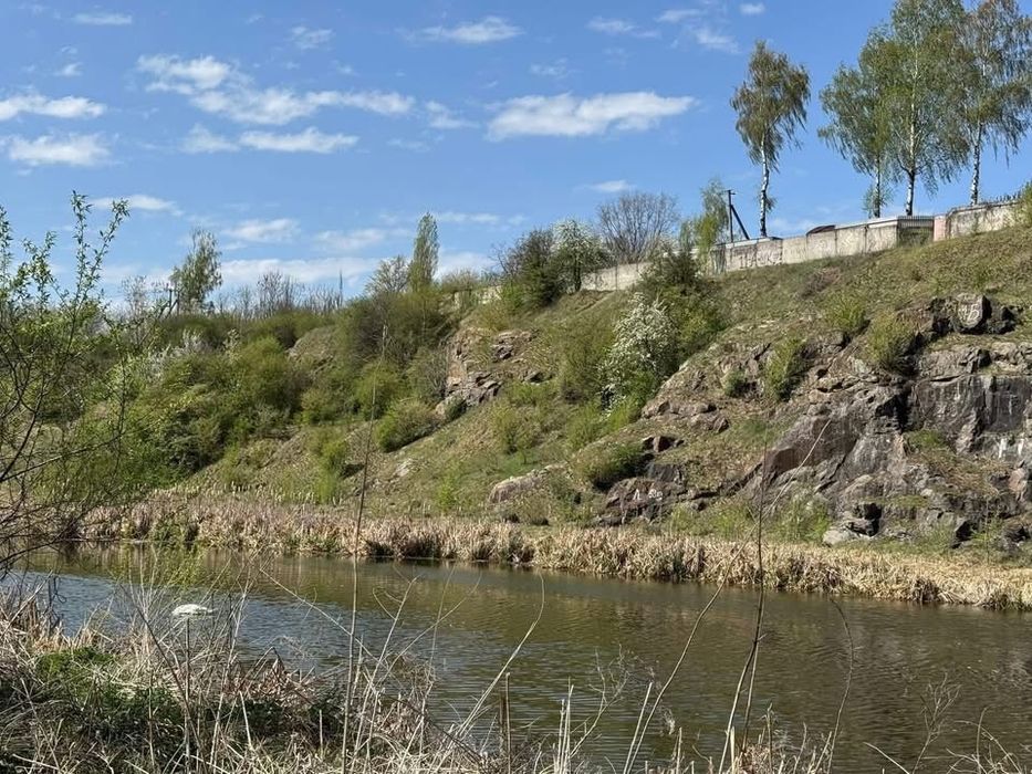Продам земельну ділянку біля річки з вагончиком 17 кіловат світла, газ