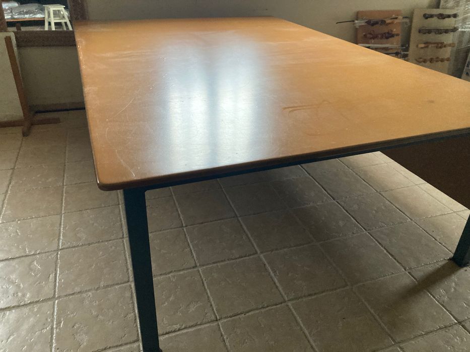 Bancada pés em metal tampo em pdf com verniz