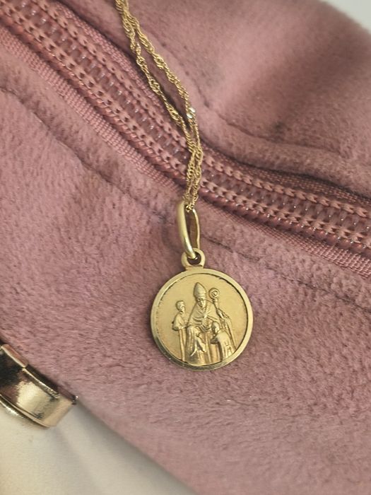 Złoty naszyjnik z medalikiem