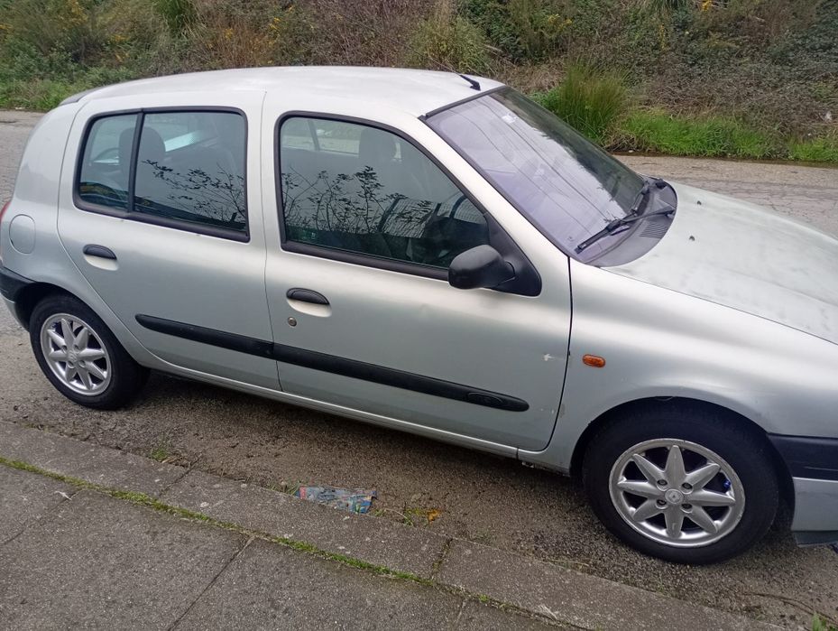Clio 99 Gasolina, o valor já com a transferência