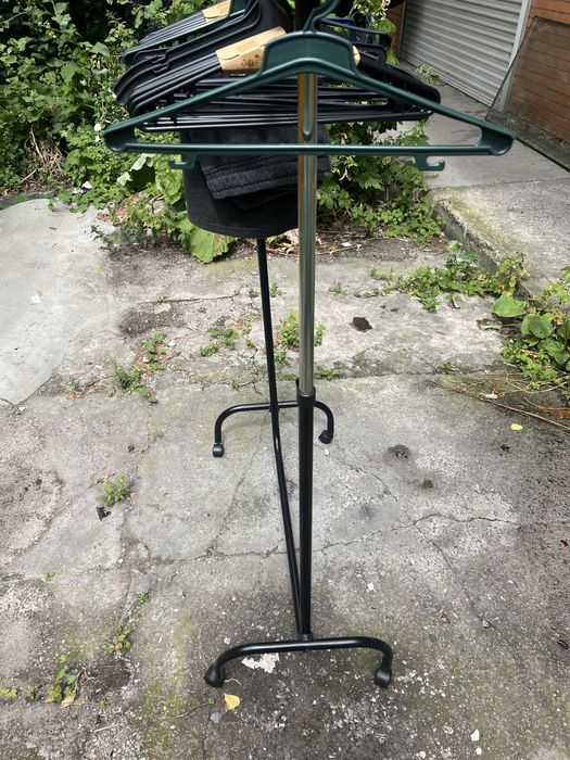 Мобільний гардероб і вішалки