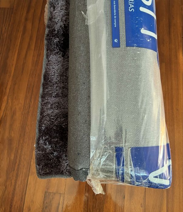 Carpete praticamente nova, 3,50m x 3,50m. Cor: cinza escuro brilhante.