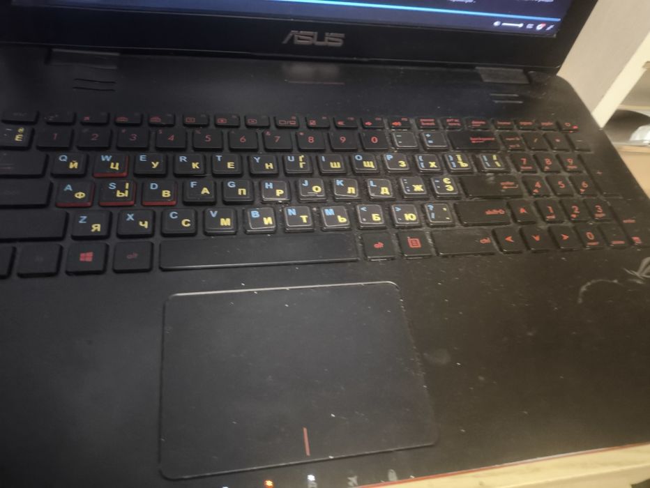 Ноутбук Asus Rog в гарному  технічному стані батарея працює .