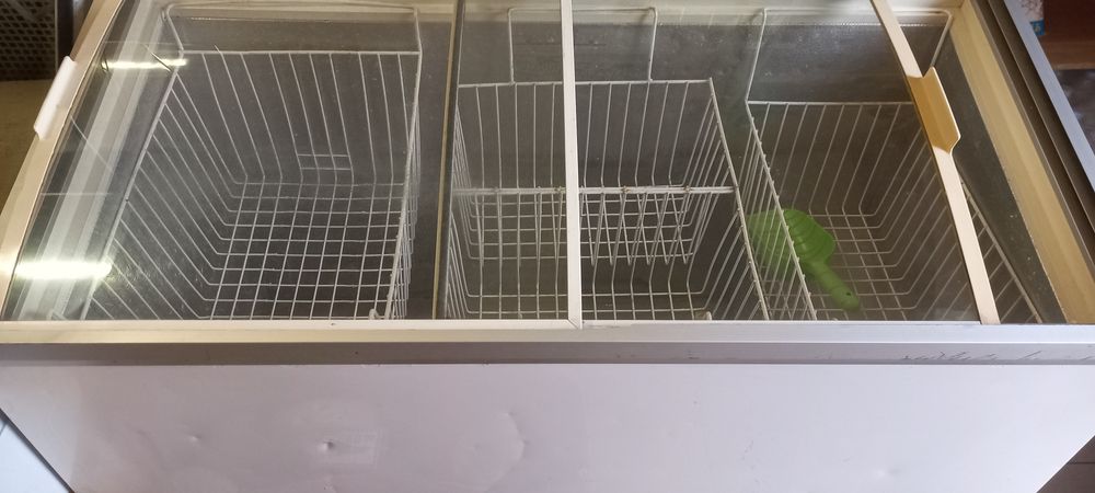 Морозильна вітрина на 400л