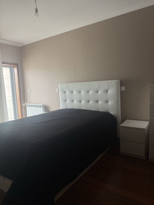 Quarto completo branco – cama com arrumação, cabeceira estofada e mesas de cabeceira